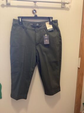 St. John’s Bay Capri pants.  Size 8P. NWT